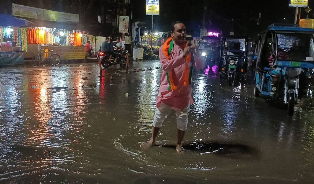 ঝাড়গ্রামে নর্দমার জল রাজ্য সড়কে, রাস্তায় নেমে ক্ষোভ বিজেপি প্রার্থীর!