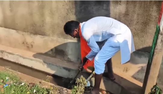 জল জমে বেহাল এলাকা, কোদাল হাতে নিজেই নালায় নামলেন বিজেপি প্রার্থী শংকর গুছাইত!
