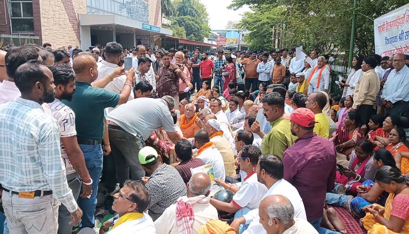 টাটানগর স্টেশনের অবস্থান বিক্ষোভে বিস্ফোরক মোড়, ট্রেন দেরি ইস্যুতে উত্তাল জামশেদপুর!