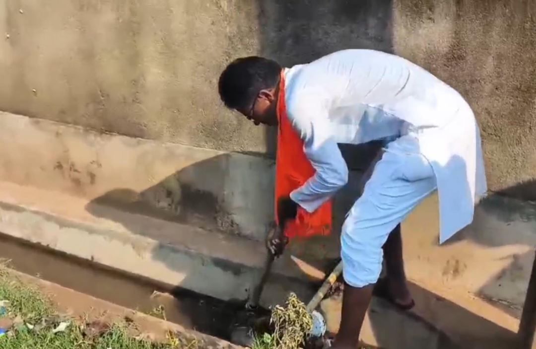 জল জমে বেহাল এলাকা, কোদাল হাতে নিজেই নালায় নামলেন বিজেপি প্রার্থী শংকর গুছাইত!