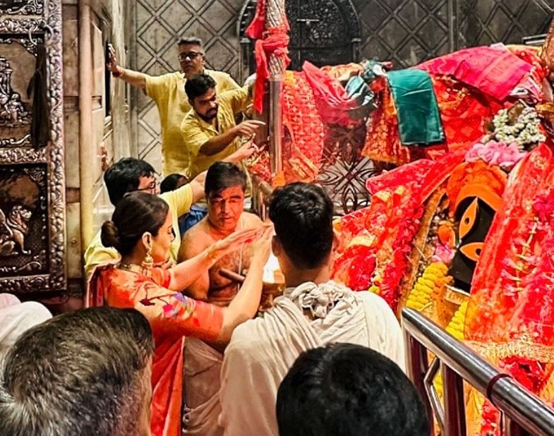 কালীঘাটে মন্দিরে পুজো গোলাপি শাড়িতে  কঙ্গনা রানাওয়াত!