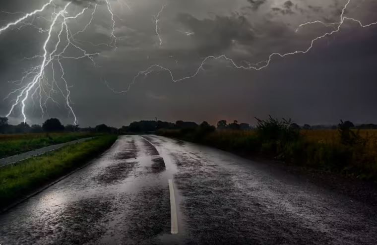 আগামী কয়েক ঘণ্টায় ঝড়-বৃষ্টির সম্ভাবনা,বৃষ্টির দাপটেই ভিজবে বাংলা, বজ্রপাত-শিলাবৃষ্টির সতর্কতা একাধিক জেলায়!