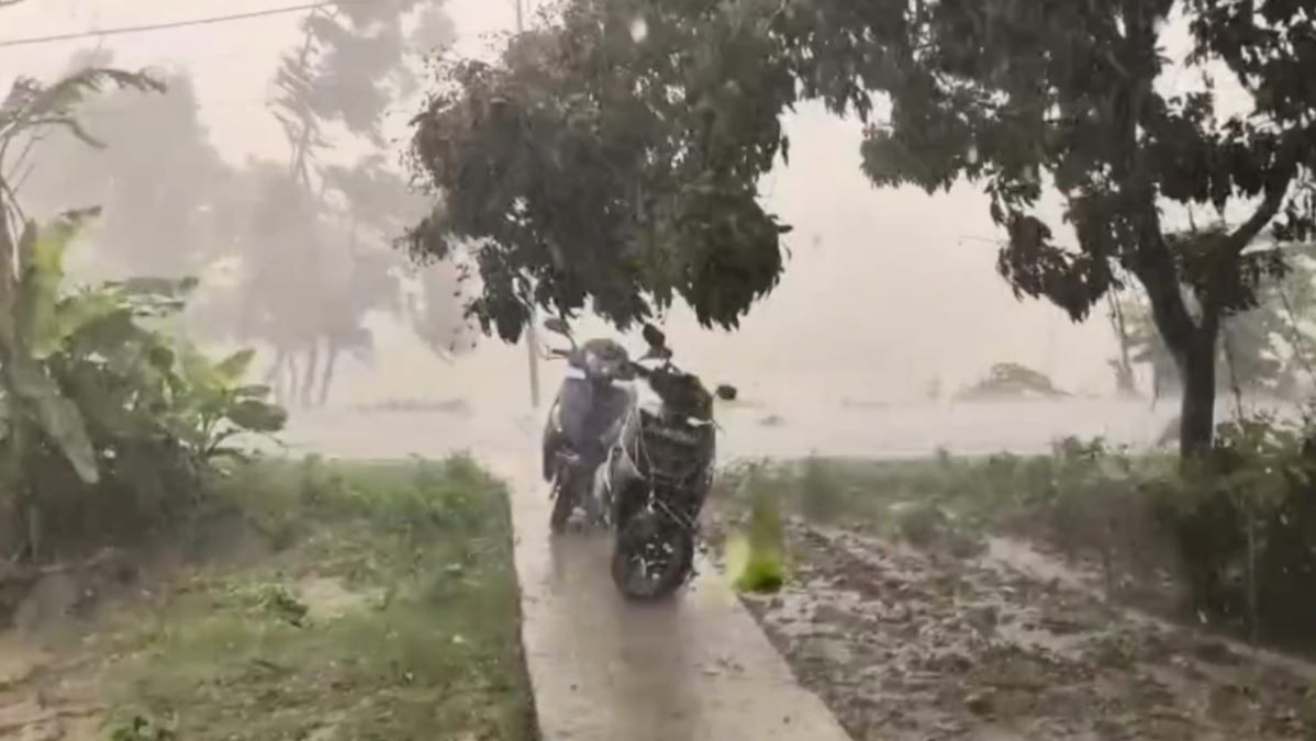 কালবৈশাখীর তাণ্ডবে দাসপুরে মর্মান্তিক মৃত্যু, শিলাবৃষ্টি-ঝোড়ো হাওয়ায় ব্যাপক ক্ষয়ক্ষতি!