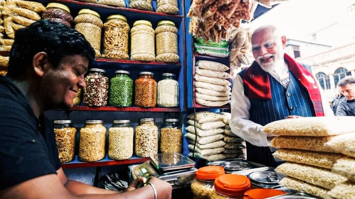 ঝাড়গ্রামে আচমকা থামল প্রধানমন্ত্রীর কনভয়, রাস্তার ধারে ঝালমুড়ি খেয়ে চমকে দিলেন!
