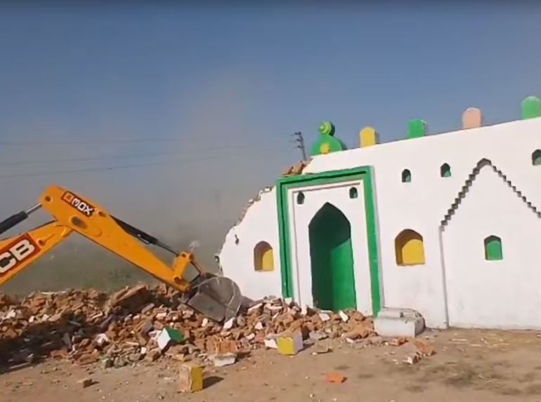 ‘অবৈধ নির্মাণ’ ঘিরে তাণ্ডব, সম্ভলে ইদগাহ ও ইমামবাড়ায় চলল যোগী সরকারের বুলডোজার