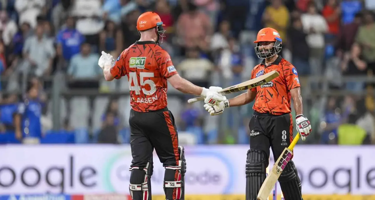 ২৪৩ করেও রক্ষা নেই! মুম্বইকে ডুবিয়ে দিল হায়দরাবাদ—টানা পঞ্চম জয়ে উড়ছে কামিন্সের দল