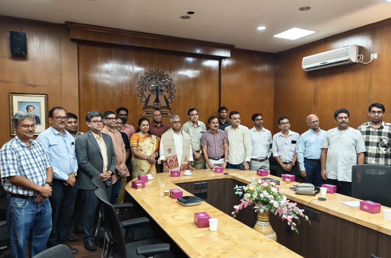আইআইটি খড়গপুরের উন্নয়ন পরিকল্পনা নিয়ে মতবিনিময় দিলীপ ঘোষের সঙ্গে!