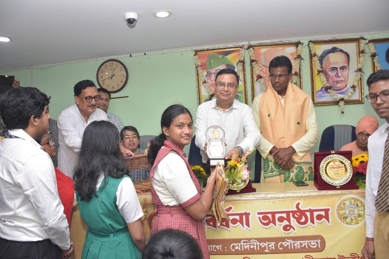 মেদিনীপুর পৌরসভার সংবর্ধনায় সম্মানিত কৃতি ছাত্র-ছাত্রীরা!
