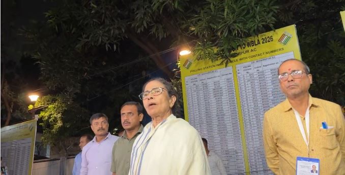 ইভিএমে কারচুপির আশঙ্কা, গভীর রাতে স্ট্রংরুমে পাহারায় মমতা—টানটান উত্তেজনা শাখওয়াত মেমোরিয়ালে!