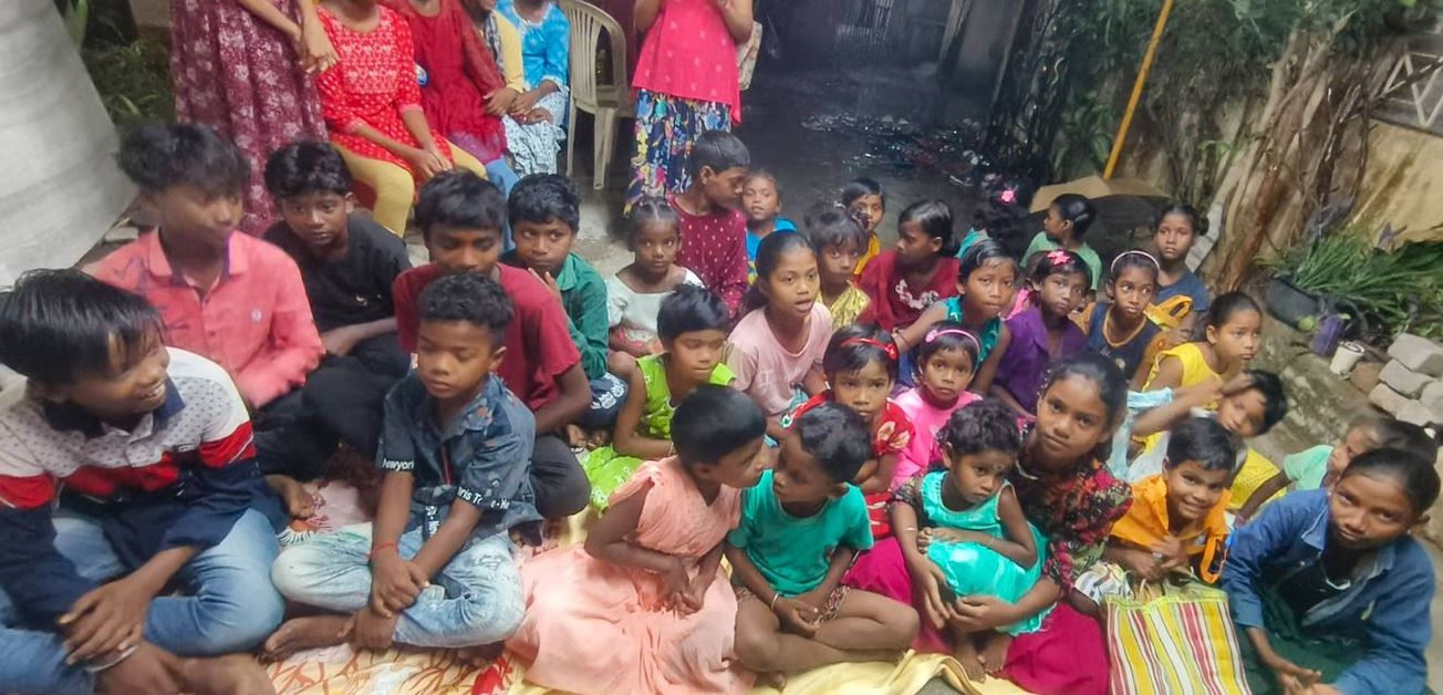 দূর দেশে থেকেও হৃদয়ের টানে—এলিসার জন্মদিনে ইচ্ছেডানার শিশুদের সঙ্গে আনন্দ ভাগ করে নিলেন প্রবাসী দম্পতি!