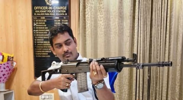 কালীঘাট থানার ওসি সাসপেন্ড, রাইফেল হাতে ছবি পোস্টে বিতর্ক তুঙ্গে!