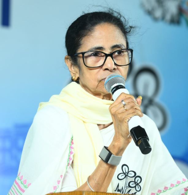লোডশেডিংয়ে কারচুপির আশঙ্কা! রাত জেগে ভোট পাহারার ডাক মমতা ব্যানার্জীর, বিজেপির বিরুদ্ধে বিস্ফোরক অভিযোগ!
