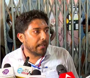 গণনাকেন্দ্রে তুমুল সংঘর্ষ! নোয়াপাড়া-বীজপুরে তৃণমূল প্রার্থীদের মারধরের অভিযোগ, লাঠিচার্জে নিয়ন্ত্রণে পরিস্থিতি!