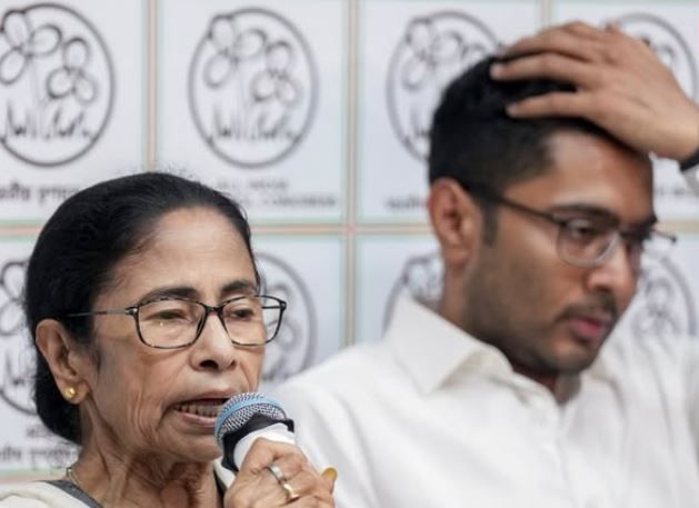 ইস্তফা নিয়ে অনড় মমতা বন্দ্যোপাধ্যায়, তবু কি তৈরি হবে সাংবিধানিক সঙ্কট? স্পষ্ট ব্যাখ্যা আইনের!
