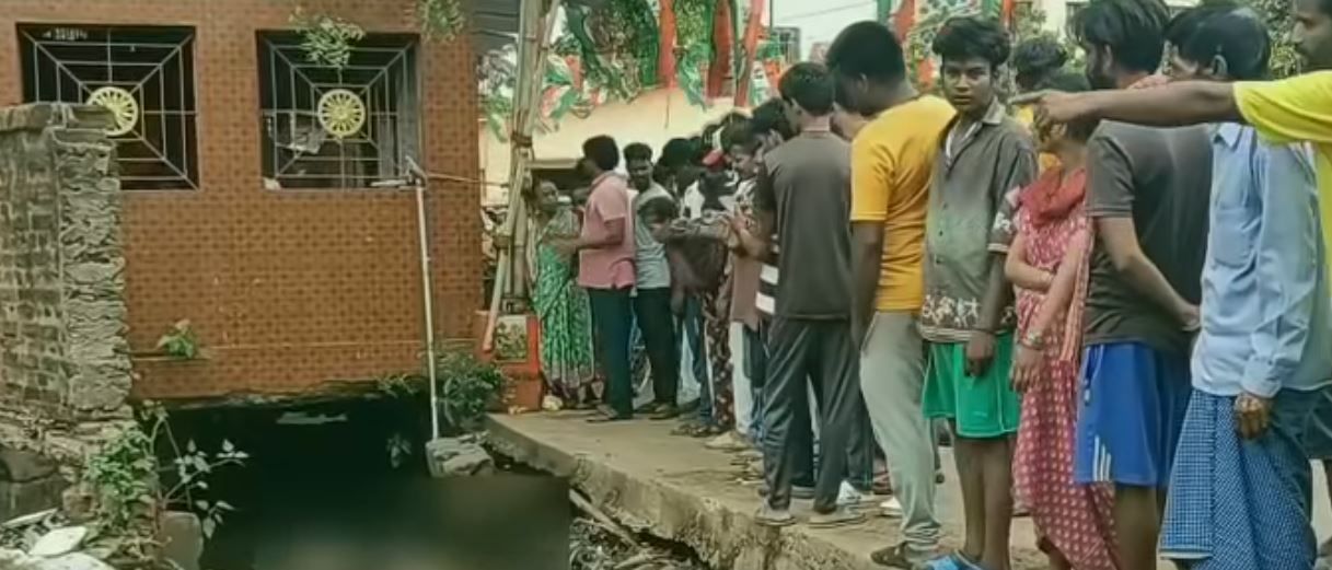 খড়গপুরে নিকাশি নালা থেকে দেহ উদ্ধার, রেলকে ঘিরে গাফিলতির অভিযোগে তীব্র চাঞ্চল্য!