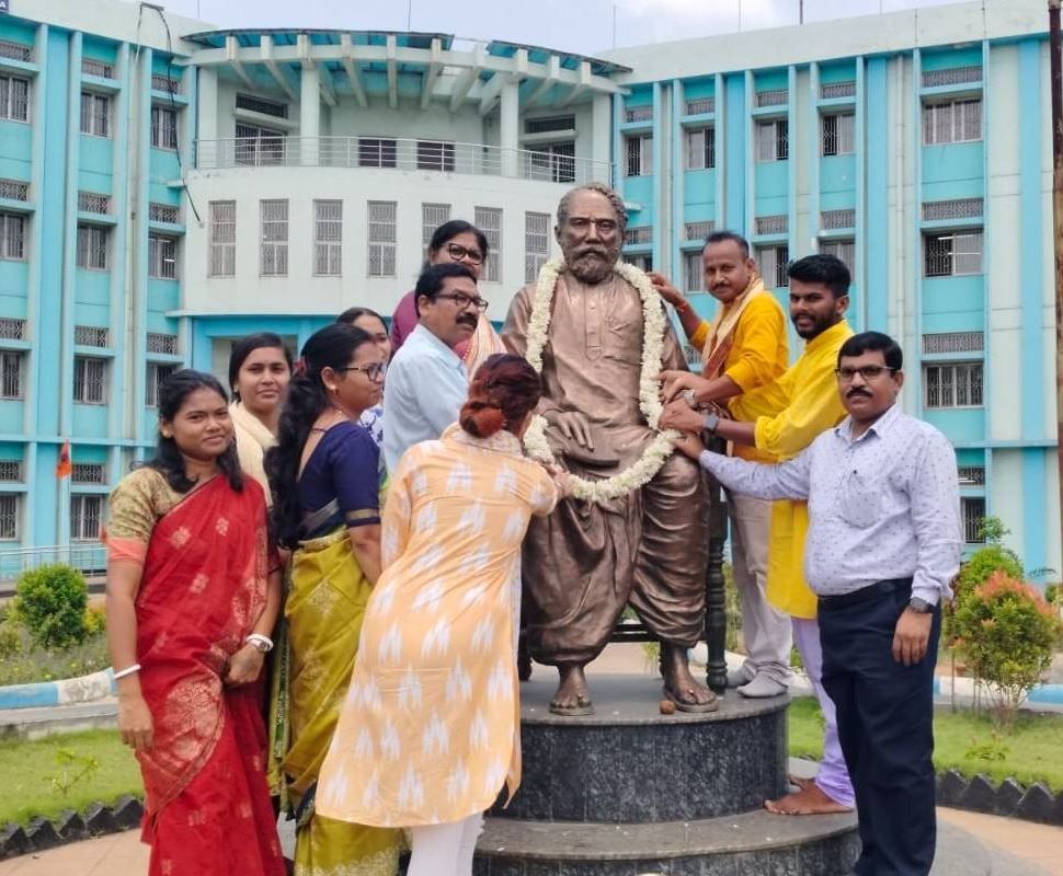 ঝাড়গ্রামের সাধু রামচাঁদ মুরমু বিশ্ববিদ্যালয় প্রাঙ্গণে পালিত হলো পণ্ডিত রঘুনাথ মুর্মু-র ১২১তম জন্মজয়ন্তী!