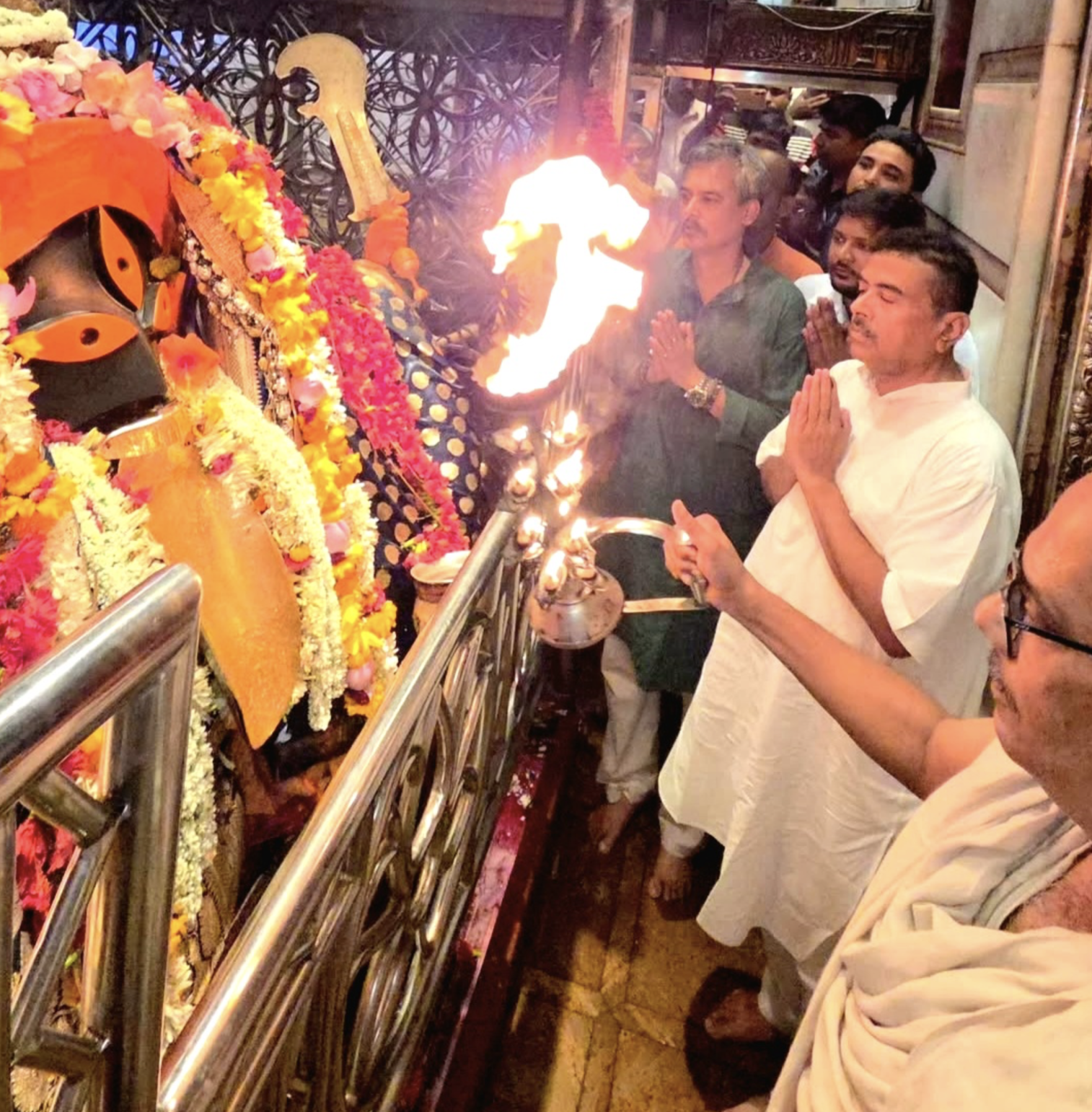 কালীঘাটের রক্ষাকালী পূজায় শুভেন্দু, বাংলার উন্নয়নের অঙ্গীকার মুখ্যমন্ত্রীর!