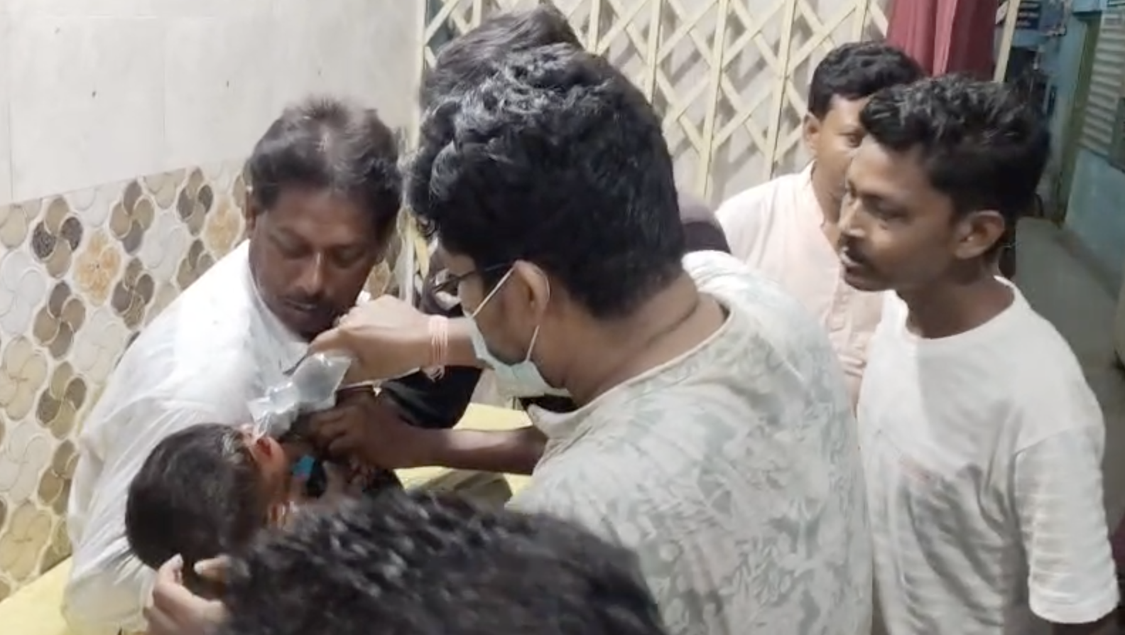 চন্দ্রকোনায় বাইক-টোটো সংঘর্ষে আহত তিন, উদ্ধার কাজে বিধায়ক সুকান্ত দোলুই!