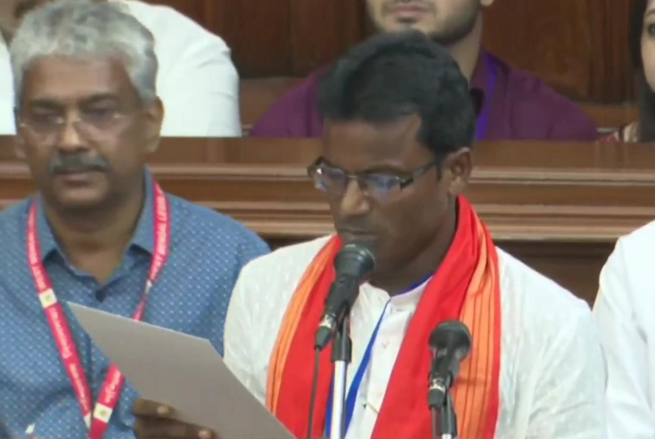 বিধানসভায় শপথ নিলেন মেদিনীপুরের বিধায়ক ডাঃ শংকর গুছাইত, প্রণাম জানিয়ে প্রবেশ ঘিরে আবেগঘন মুহূর্ত!