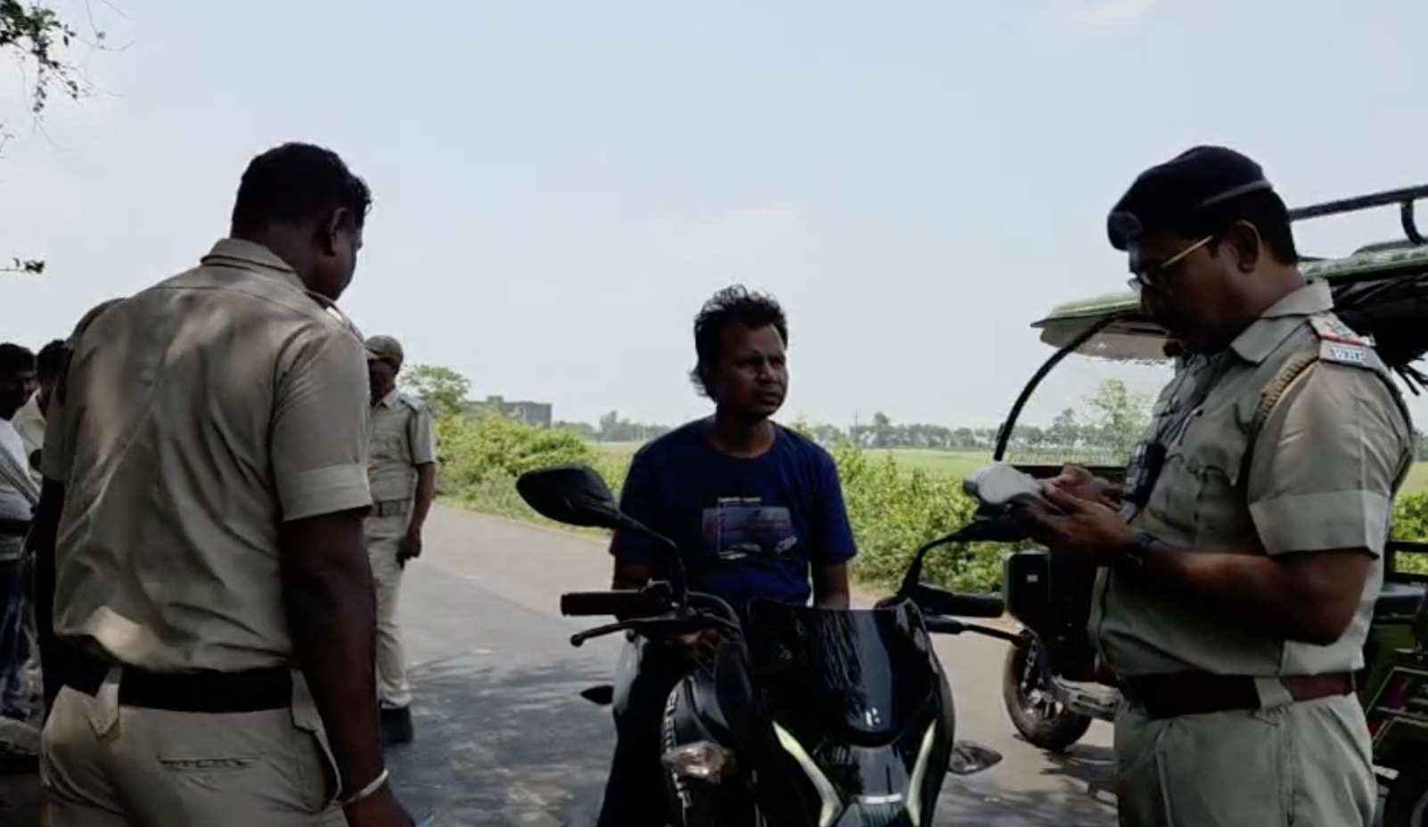 হেলমেট না পরলেই কড়া ব্যবস্থা, চন্দ্রকোনায় ট্রাফিক পুলিশের বিশেষ অভিযান!
