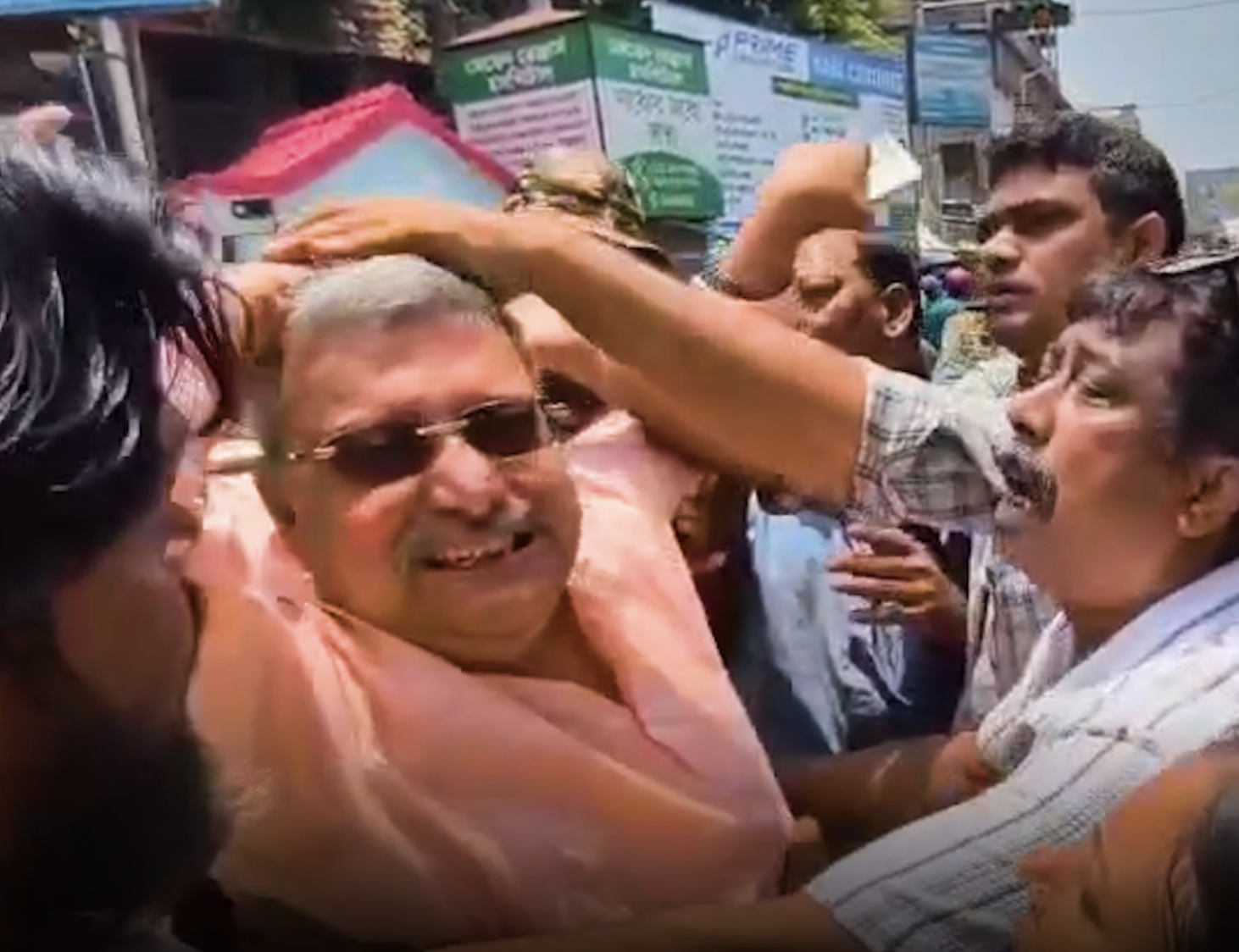 চণ্ডীতলায় উত্তেজনা, বিক্ষোভের মাঝে আহত তৃণমূল সাংসদ কল্যাণ বন্দ্যোপাধ্যায়!
