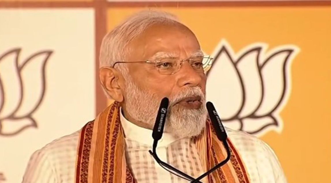 বাংলার মাটিতে সাষ্টাঙ্গে মোদী, ব্রিগেডের মঞ্চে ‘জনশক্তি’-কে প্রণাম প্রধানমন্ত্রীর!