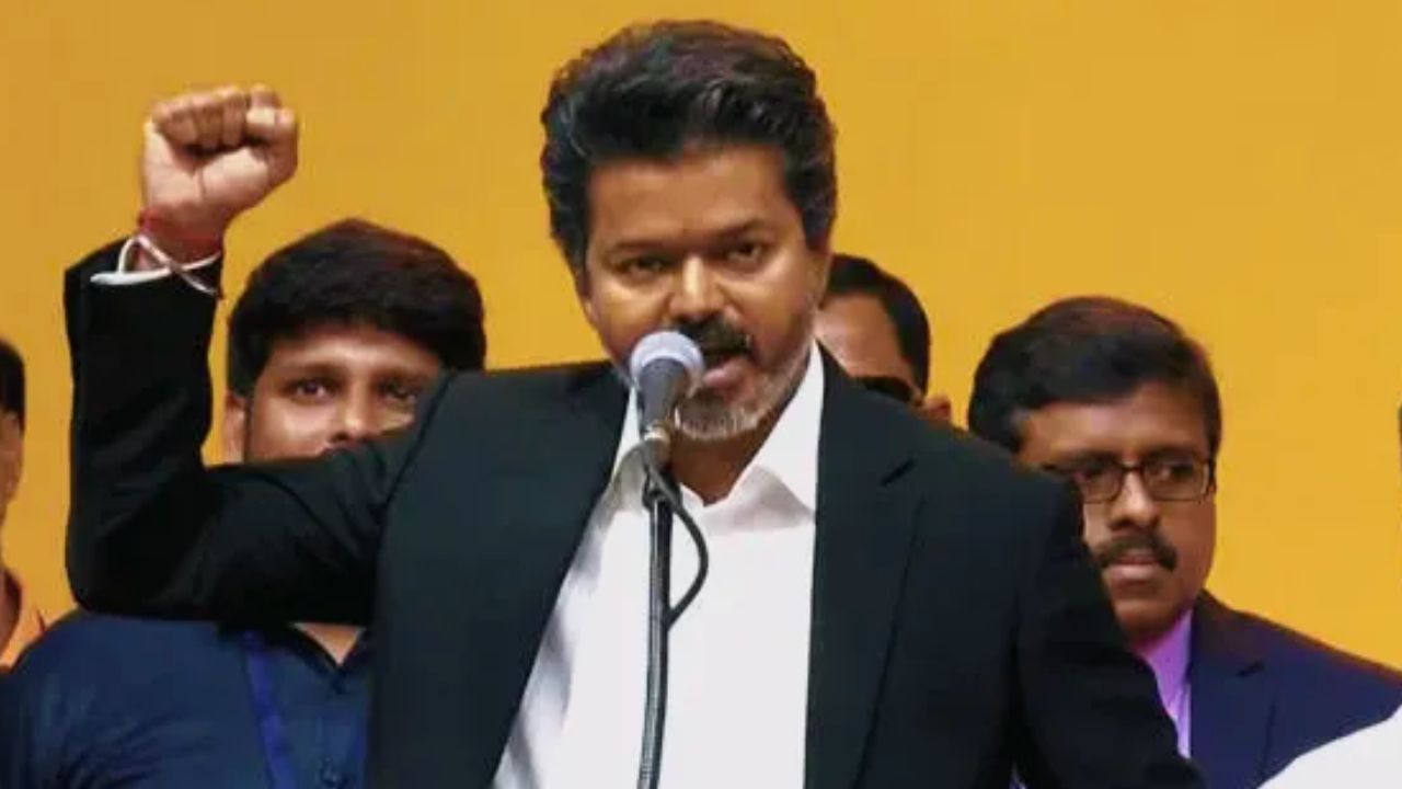 তামিলনাড়ুর মুখ্যমন্ত্রী হিসেবে শপথ বিজয়ের!