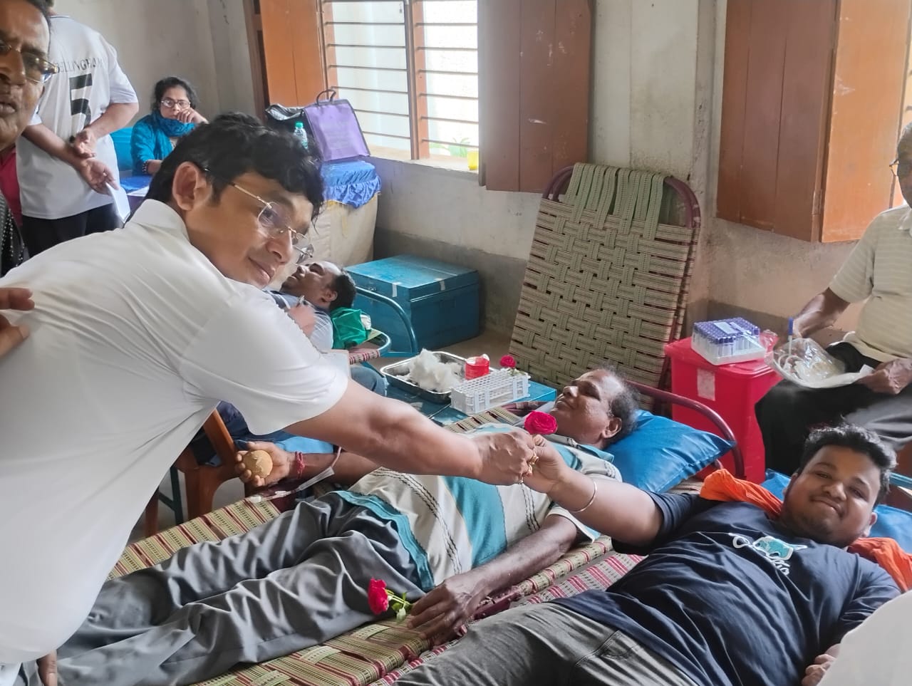 ৫২ জন মহিলা সহ ২৩০ জনের রক্তদান, মানবিক উদ্যোগে নজর কাড়ল জেলা রেডক্রশ সোসাইটি