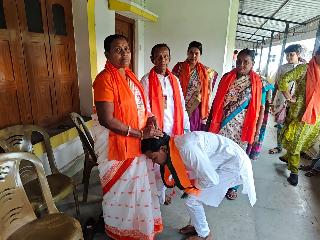 রবীন্দ্রজয়ন্তীতে শ্রদ্ধার্ঘ্য, শপথের আগে বাবা-মায়ের আশীর্বাদ নিলেন বিধায়ক সুকান্ত দোলুই!