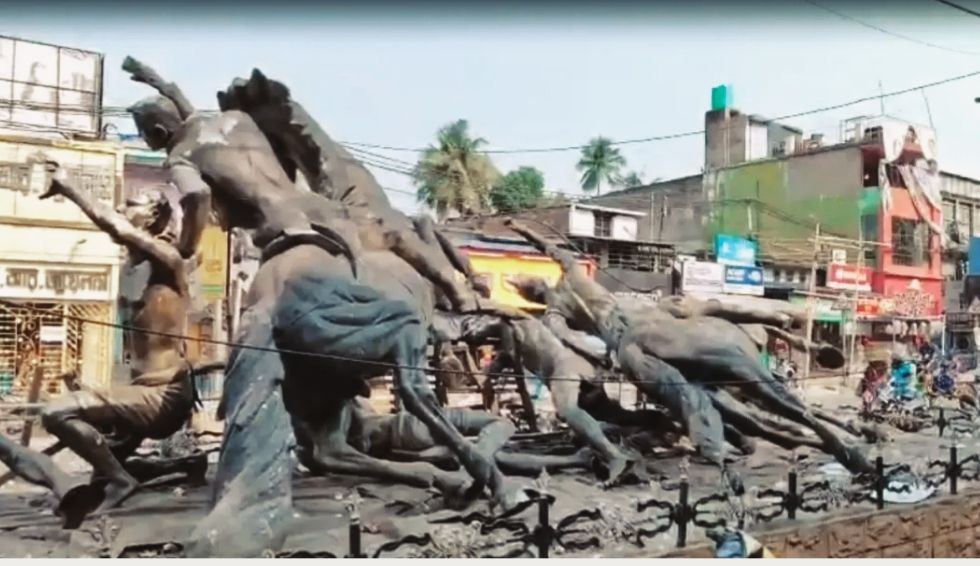 বনগাঁয় ক্ষোভের বিস্ফোরণ, ভেঙে ফেলা হল নীল বিদ্রোহের বিতর্কিত ভাস্কর্য
