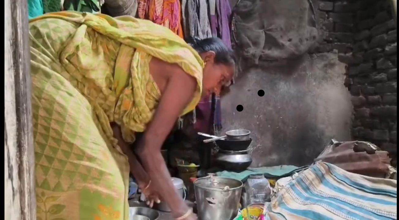 তৃণমূলকে টাকা না দেওয়ায় মেলেনি আবাস! বৃদ্ধার বাড়িতে গিয়ে চমকে উঠলেন বিধায়ক শংকর গুছাইত!