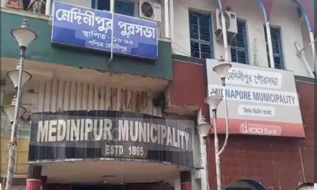 পেনশনের দাবিতে মেদিনীপুর পৌরসভা ঘেরাও, আন্দোলনের হুঁশিয়ারি অবসরপ্রাপ্ত কর্মীদের