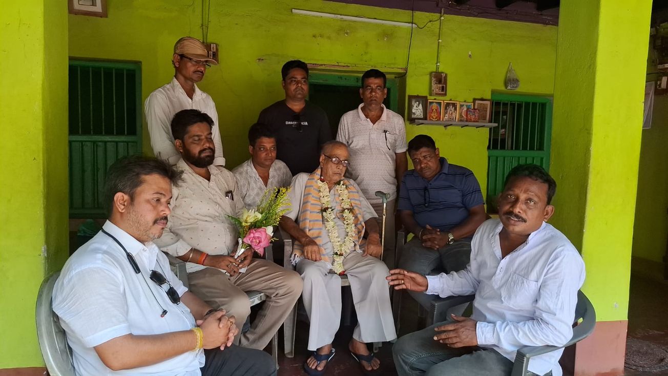 ৩৬ বছরের লড়াইয়ের স্বীকৃতি, চন্দ্রকোনা রোডে সংবর্ধিত বিজেপির প্রবীণ কর্মী খগেন্দ্রনাথ বেরা!