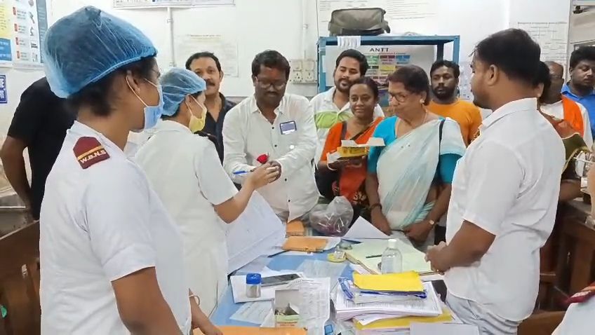ঘাটাল হাসপাতালের নার্সদের শুভেচ্ছা জানালেন ঘাটালের নবনিযুক্ত বিধায়ক শীতল কপাট।
