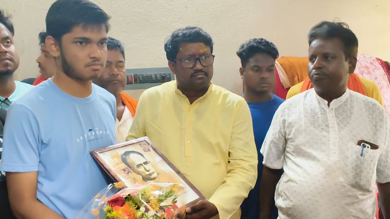 মাধ্যমিকে কৃতিত্বের নজির, দাসপুরের শঙ্খদীপকে সংবর্ধনা ঘাটালের বিধায়কের!