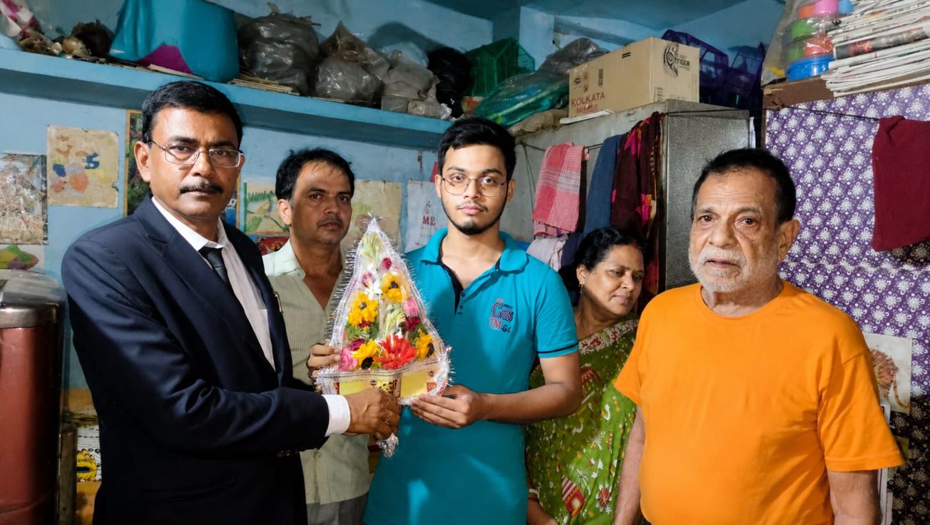 উচ্চ মাধ্যমিকে রাজ্যে পঞ্চম চন্দ্রকোনার ত্রিদেব, মুদি দোকানদারের ছেলের সাফল্যে গর্বিত এলাকা!