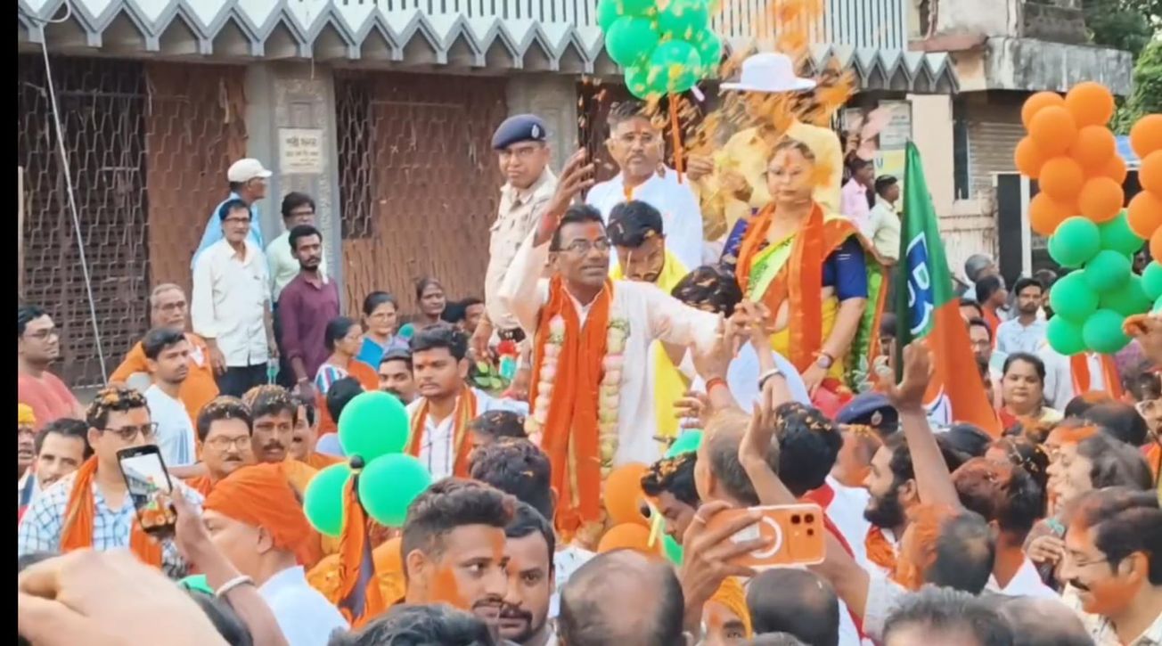 ঢাক-ঢোল, আবির আর উচ্ছ্বাসে মাতল মেদিনীপুর, বিজেপির বিজয় মিছিল ঘিরে উৎসব!