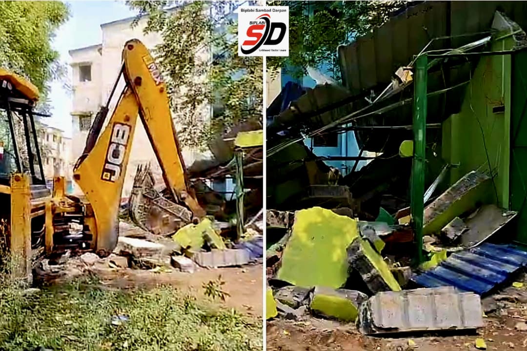 আসানসোল ইস্কোর IISCO Steel Plant : জমি দখল করে তৈরি হয়েছিল তৃণমূলের পার্টি অফিস! পালাবদলের পর এবার সেই কার্যালয়েই চলল বুলডোজার!