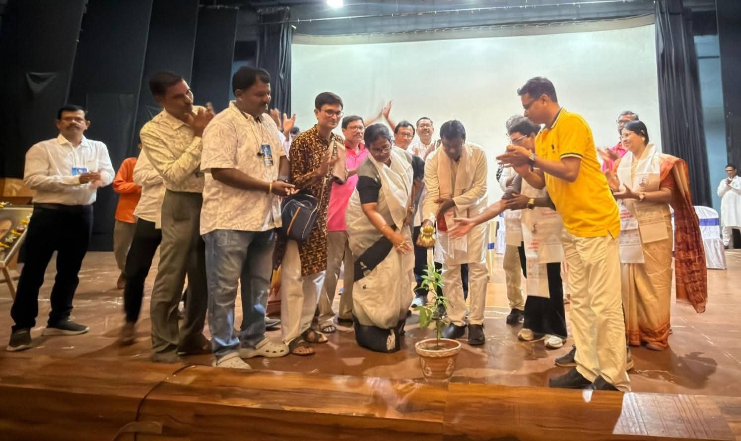 দুঃস্থ মেধাবী পড়ুয়াদের পাশে দাঁড়িয়ে চলচ্চিত্র উৎসবের আয়োজন!