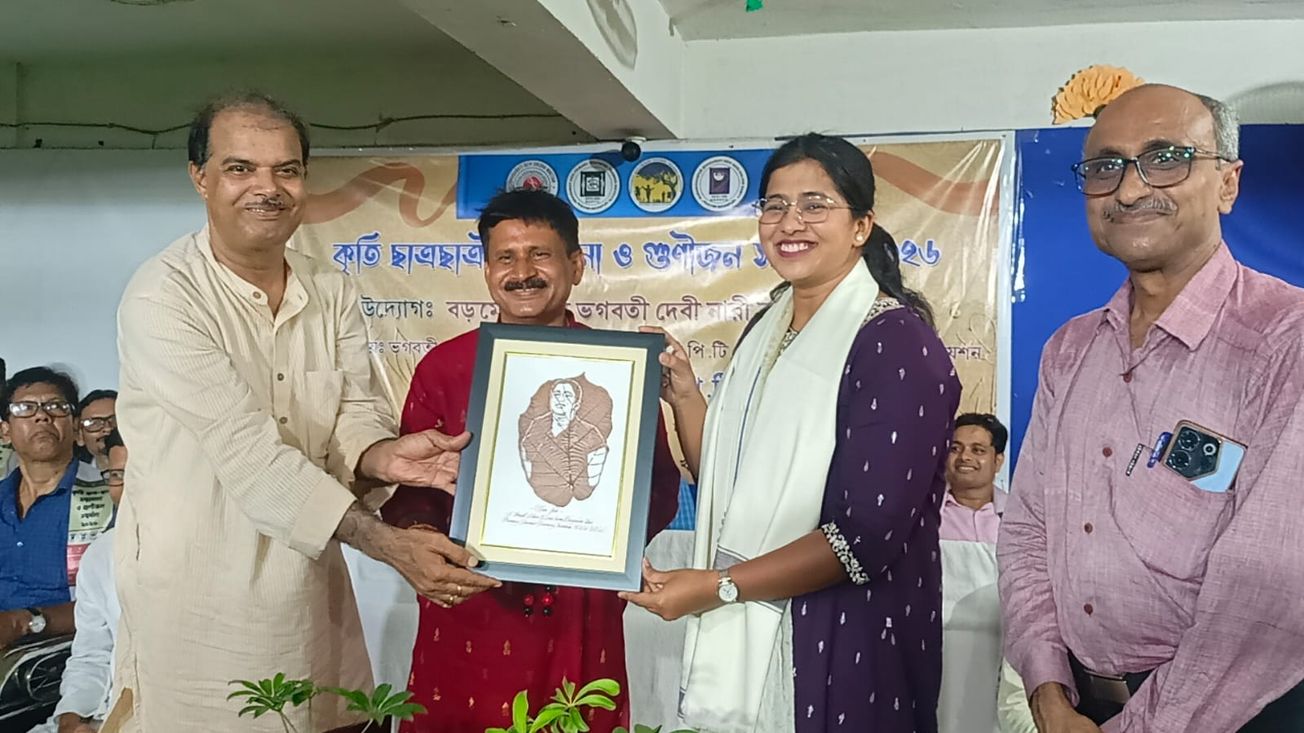 খাকুড়দায় কৃতীদের সংবর্ধনা, সম্মানিত আন্তর্জাতিক সাঁতারু আফরিন জাবি