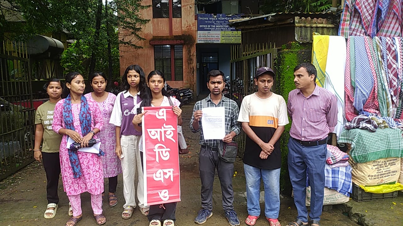 মাতৃভাষার স্কুল বাঁচাতে পথে নামল কাছাড়, শিক্ষক নিয়োগের দাবিতে স্মারকপত্র