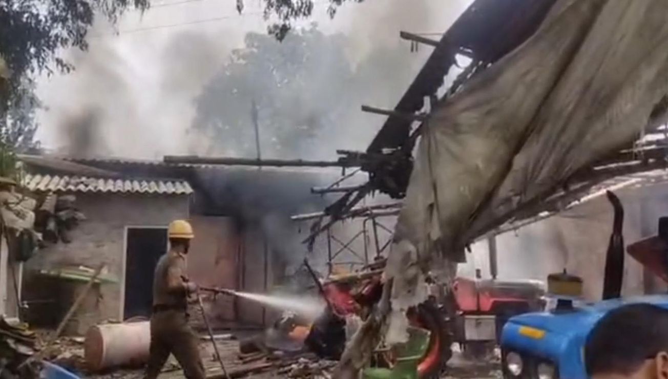 চন্দ্রকোনা রোডে ভয়াবহ অগ্নিকাণ্ড, পুড়ে ছাই ৩ ট্রাক্টর; লক্ষাধিক টাকার ক্ষতি!