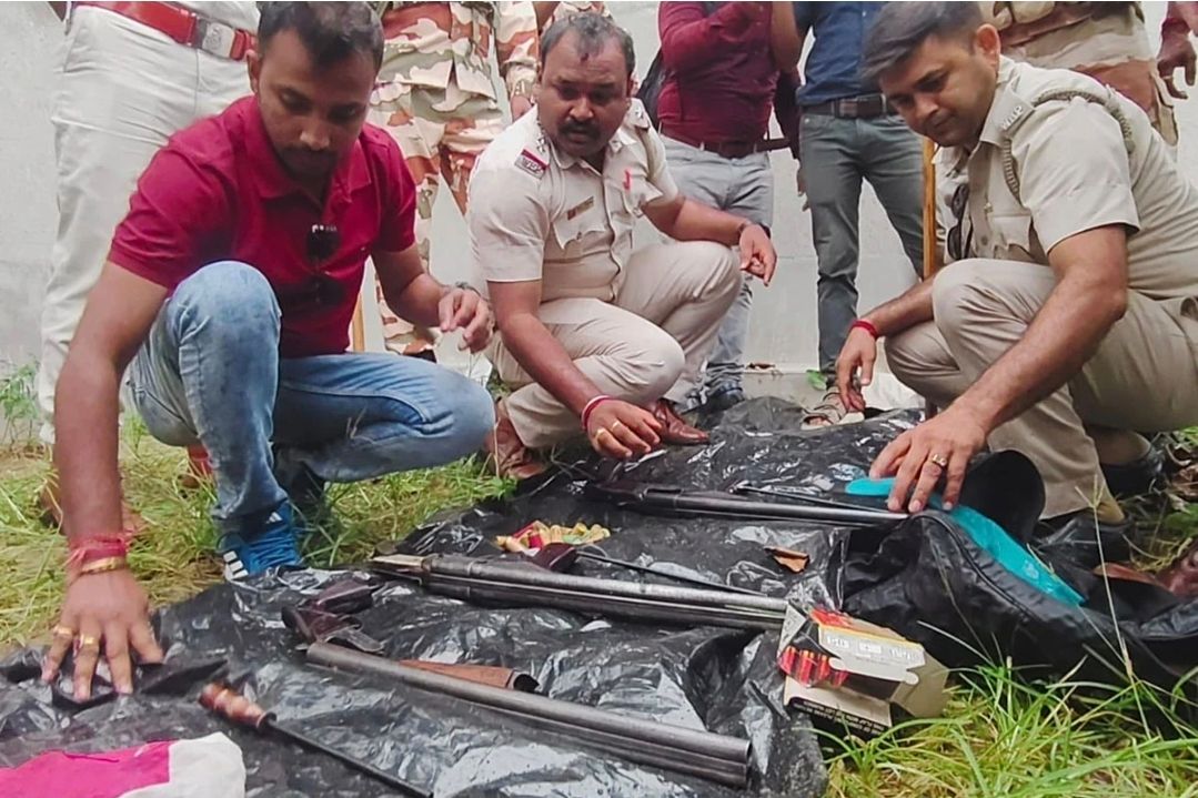 গোপন অস্ত্রভাণ্ডারের খোঁজ! মাটি খুঁড়তেই বেরোল বন্দুক ও কার্তুজ