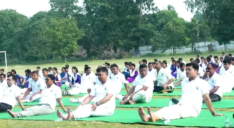 আন্তর্জাতিক যোগ দিবস উপলক্ষে পশ্চিম মেদিনীপুরে যোগব্যায়াম কর্মসূচি, উপস্থিত জেলাশাসক ও পুলিশ সুপার!