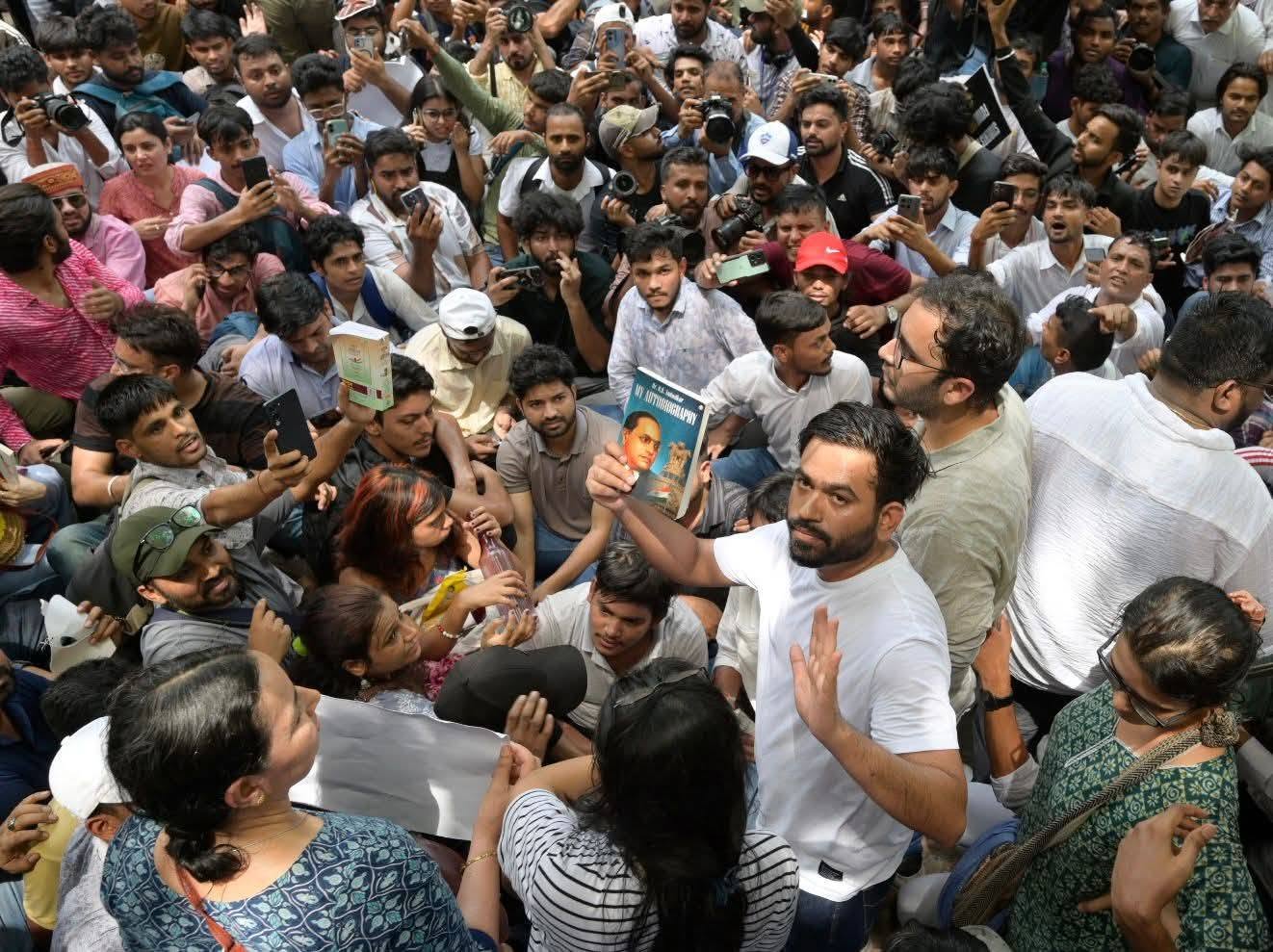 বই আর জাতীয় পতাকা হাতে প্রতিবাদ, নিট কেলেঙ্কারিতে সরব ককরোচ জনতা পার্টি!