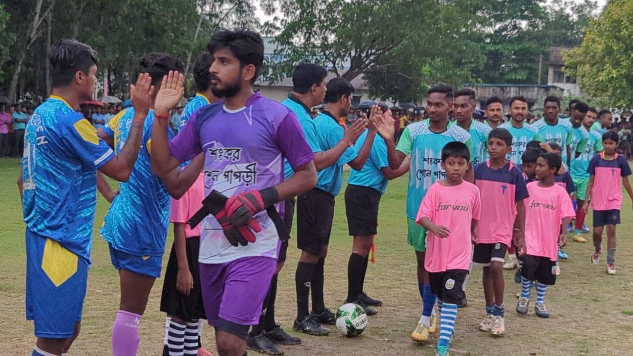 রাধামোহনপুরে ফুটবলের উৎসব, ঝড়-বৃষ্টির মাঝেও প্রদর্শনী ম্যাচে উপচে পড়ল দর্শক সমাগম !