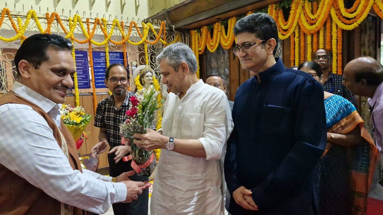 বাংলায় রেলের উন্নয়নে নতুন আশার বার্তা,নবান্নের বৈঠক শেষে তিনি আকাশবাণী ভবনেও যান!