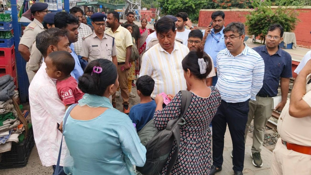 শিয়ালদহ বিভাগে ব্যাপক টিকিট চেকিং অভিযান, শতাধিক যাত্রী ও লাগেজ নিয়মভঙ্গের অভিযোগে ধৃত!