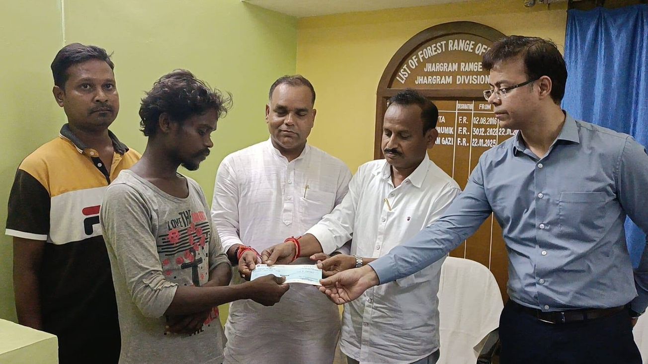 ঝাড়গ্রামে হাতির হানায় মৃত গৃহবধূর পরিবারের পাশে প্রশাসন, তুলে দেওয়া হল সরকারি ক্ষতিপূরণ!