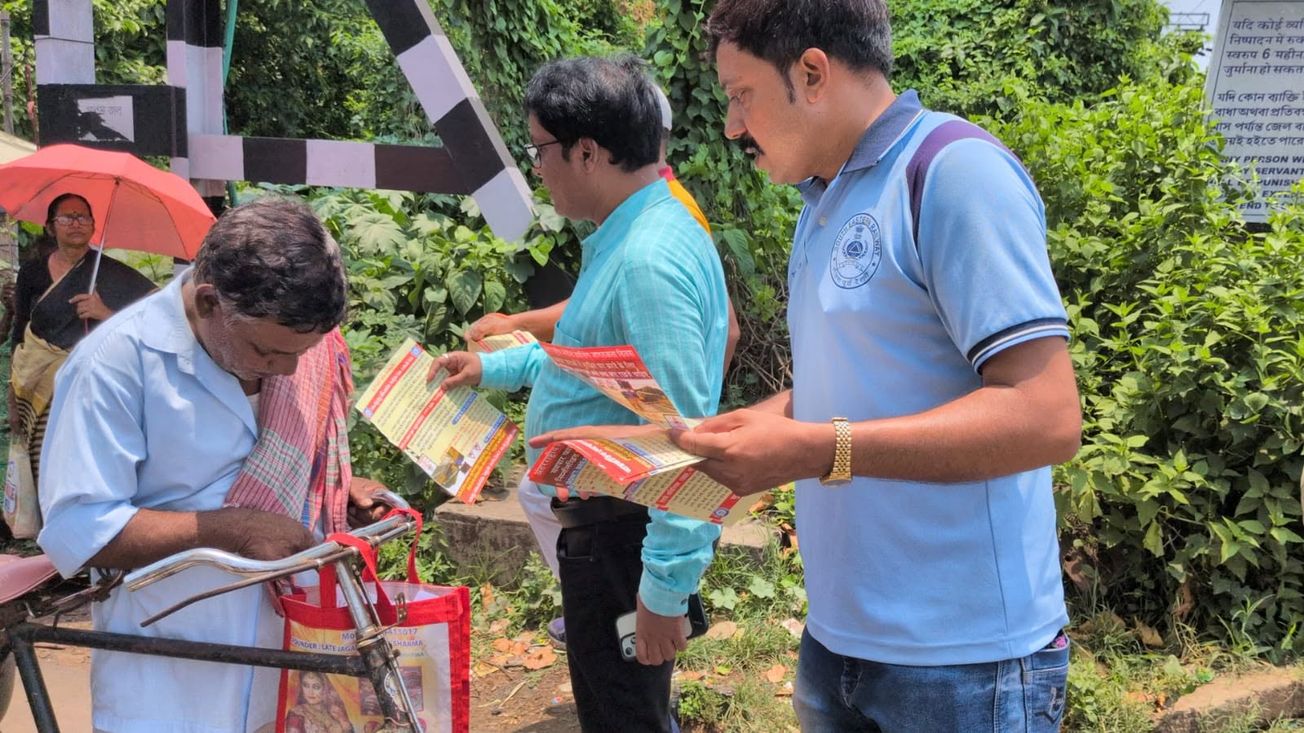 ‘একটি নিরাপদ ক্রসিং, একটি জীবন রক্ষা’— ঝাড়গ্রামে রেলের বিশেষ সচেতনতা অভিযান!